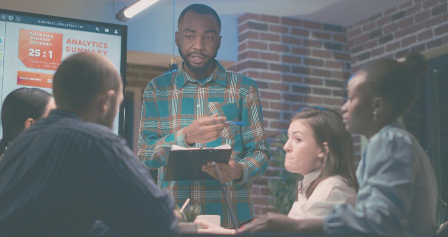 Espace de travail avec documents financiers et calculatrice