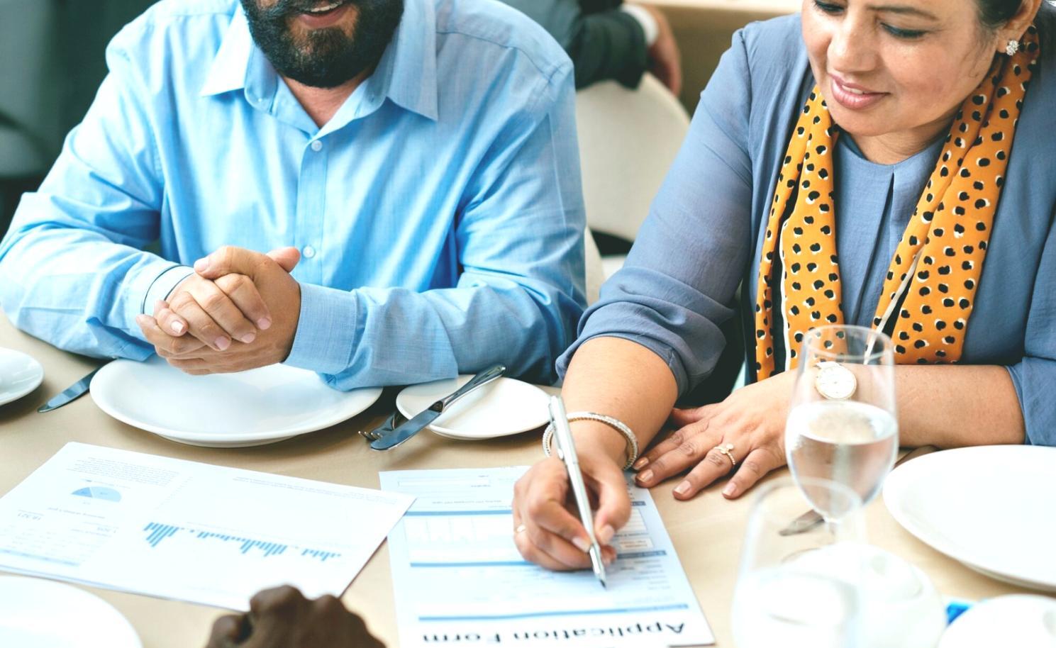 Organisation financière moderne avec outils numériques et planification budgétaire