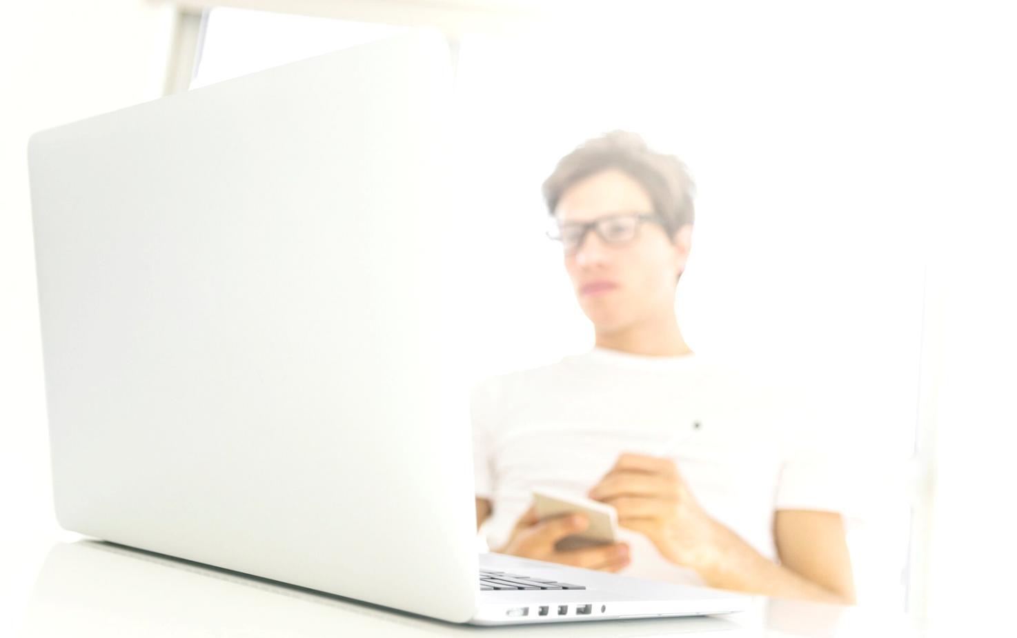 Équipe travaillant sur analyse financière collaborative